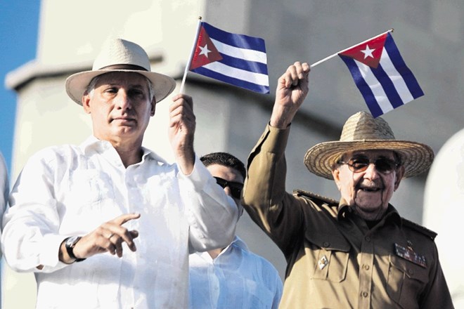Raul Castro (desno) bo še zadnji visoki položaj prepustil svojemu nasledniku Miguelu Diazu Canelu.