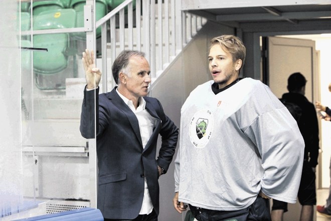 Športni direktor hokejistov Olimpije Jože Kovač (levo) je  zadovoljen z učinkom mladega finskega vratarja Paava Hölsäja.
