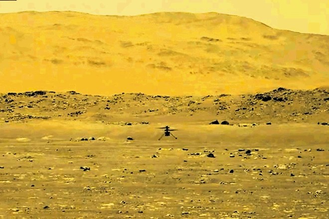 Prvi nadzorovani let na drugem planetu je danes na Marsu uspešno izvedel helikopter Uspešnost. Fotografiral ga je rover...