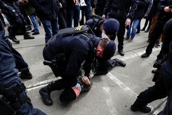 Policisti med aretacijo moškega pred rusko ambasado v Pragi, kjer je potekal protest zaradi domnevne vpletenosti ruske tajne...