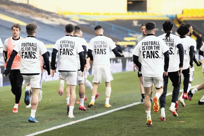 Nogometaši angleškega kluba Leeds United so izrazili protest proti ustanovitvi superlige in oblekli majice z napisom, da...