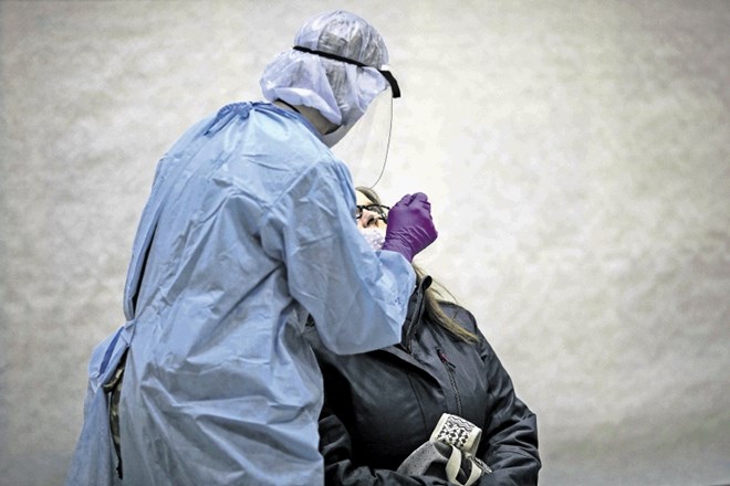Včeraj je bilo v SLoveniji potrjenih 900 okužb s koronavirusom.