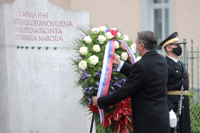 Predsednik Pahor je kasneje tudi položil venec pred spomenik OF.