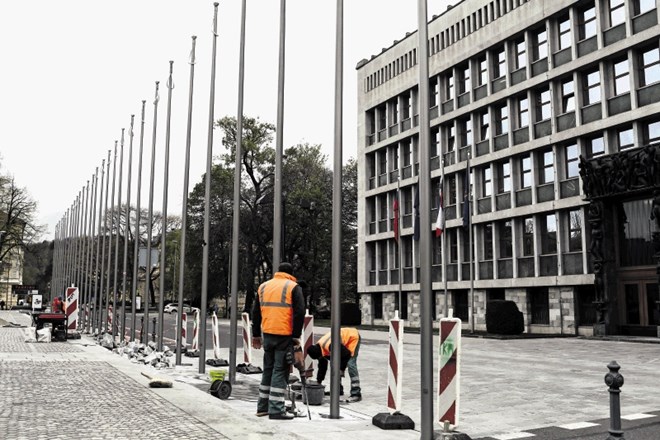 Lokacijo za postavitev drogov za zastave članic EU je določil ljubljanski podžupan za urbanizem Janez Koželj, so povedali na...