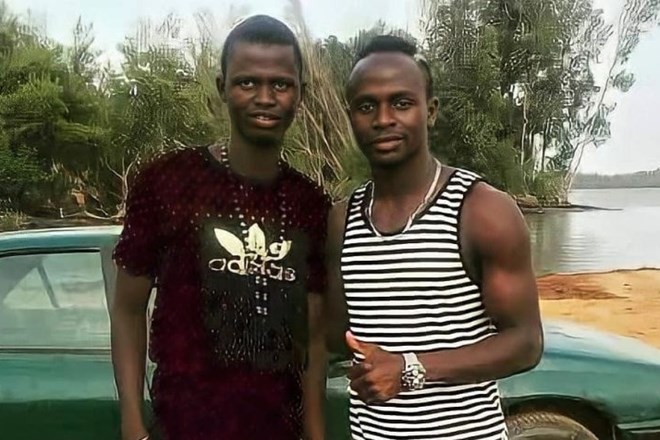 Sadio Mane, slavni nogometaš   iz Senegala (desno), ki v nogometnem klubu Liverpool zasluži več milijonov evrov na leto, z...