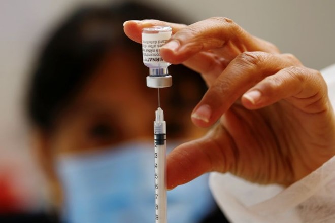 WHO: V Evropi število cepljenih proti covidu preseglo število okuženih