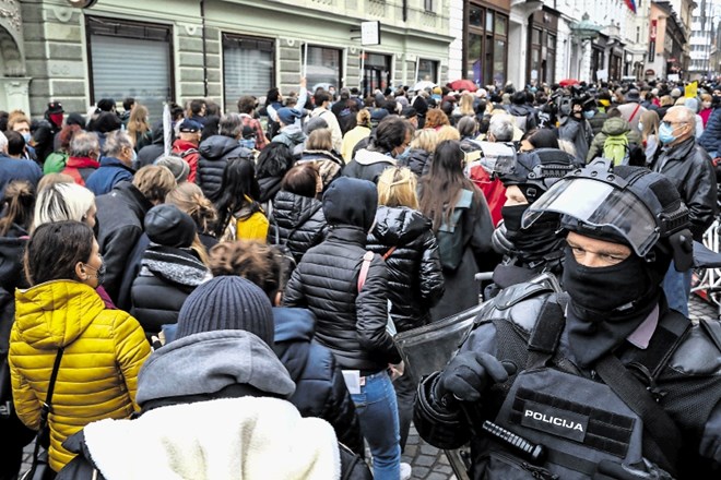 Protestnega shoda, ki je na dan upora proti okupatorju potekal v središču Ljubljane, se je po ocenah policije udeležilo...