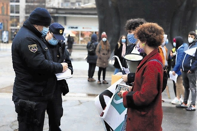 Akcija s sumljivim prahom je bila, kot kaže, usmerjena proti dijakinji, ki je na protestu v Mariboru opozarjala na stiske...