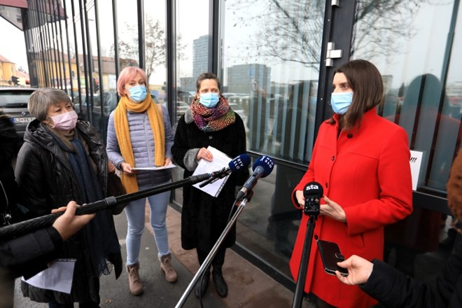 SVIZ začenja  zbiranje podpisov  za odstop šolske ministrice  Simone Kustec