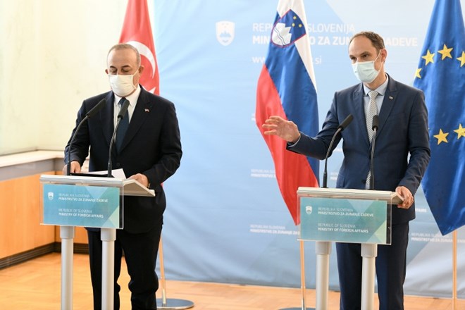 Turškega zunanjega ministra Cavusogluja sta ob Logarju sprejela še premier Janša in predsednik države Pahor.