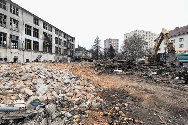 Občina je takoj po izselitvi nekdanjih uporabnikov Avtonomne tovarne Rog v januarju začela rušiti objekt.