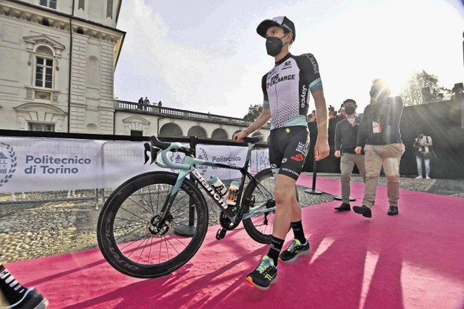 Britanec Simon Yates (BikeExchange) je po mnenju strokovnjakov in največjih stavnic glavni favorit za zmago na Giru.