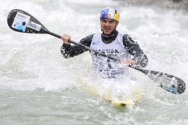Kajakaš Peter Kauzer je na evropskem prvenstvu na divjih vodah v Ivrei osvojil tretjo medaljo za Slovenijo.