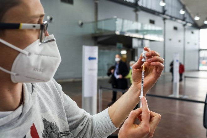 Janša napovedal, da bo proizvodnja cepiva proti covidu-19 kmalu stekla tudi v Sloveniji 