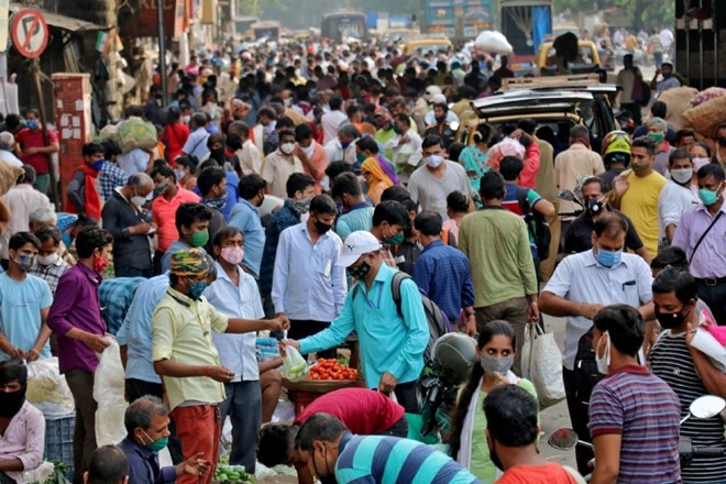 Za takšen obseg epidemije v Indiji je v veliki meri krivo veliko mešanje ljudi, prav tako pa tudi številna množična...