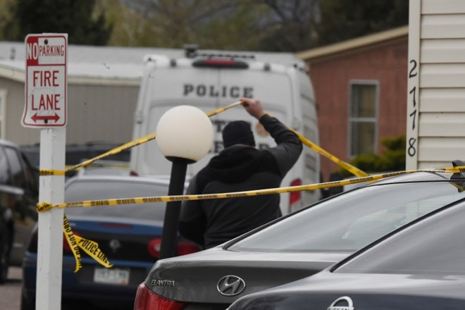 V naselju mobilnih domov v Colorado Springsu je v nedeljo zgodaj zjutraj strelec na rojstnodnevni zabavi ubil šest odraslih...
