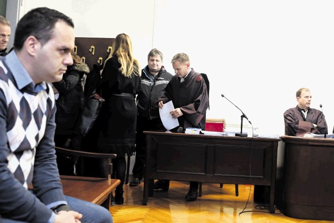 Sojenje deveterici obtoženih se je končalo z oprostilno sodbo. Na fotografiji levo Uroš Smiljič, obtožen, da je za podkupnino...