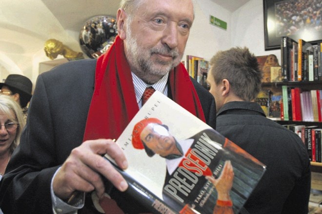 Dimitrij Rupel s svojim romanom Predsednik ali Tako, kot je bilo, ki ga je predstavil jeseni leta 2016.
