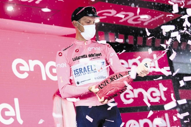 Italijanski kolesar Alessandro De Marchi je na dirki po Italiji oblekel rožnato majico vodilnega.