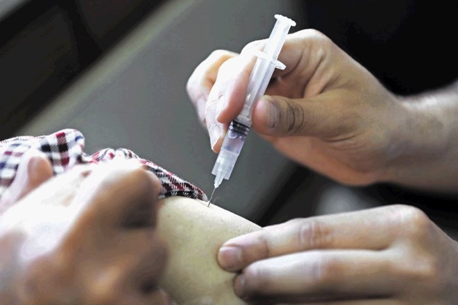 V skupinah, v katerih so prostovoljce cepili z različnima cepivoma, so ti pogosteje poročali o mrzlici, glavobolu in...