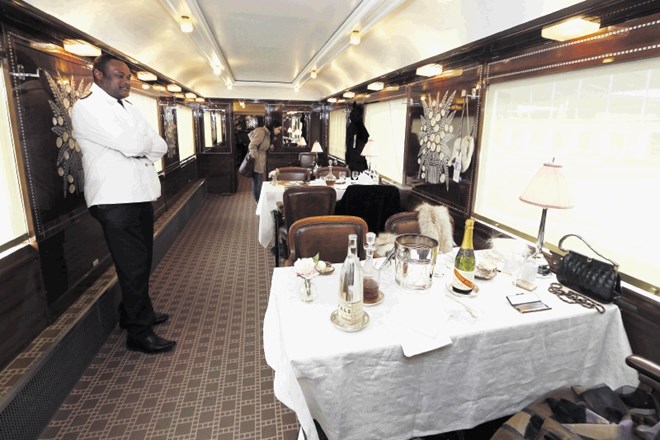 Na Orient Expressu je potnikom na voljo 24-urna postrežba,  pri večerji si je treba nadeti večerno toaleto.
