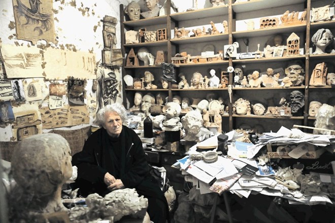 Umetnik Mirsad Begić ima v kleti Nemške hiše že 40 let 38 kvadratnih metrov velik atelje.