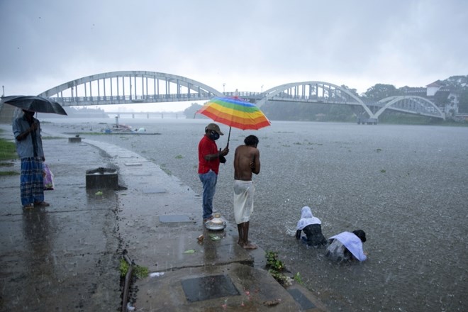 Zahodno obalo Indije opustošil ciklon, več mrtvih
