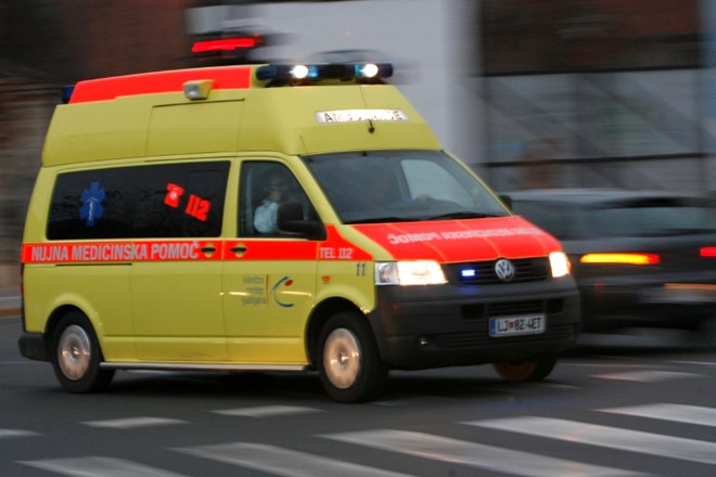 V prometni nesreči v Slovenskih Konjicah hudo poškodovan 65-letni voznik kolesa z motorjem