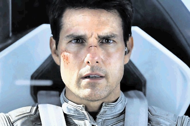 Tom Cruise je stari znanec znanstvenofantastičnih filmov, na fotografiji v vesoljni avanturi Pozaba iz leta 2013.