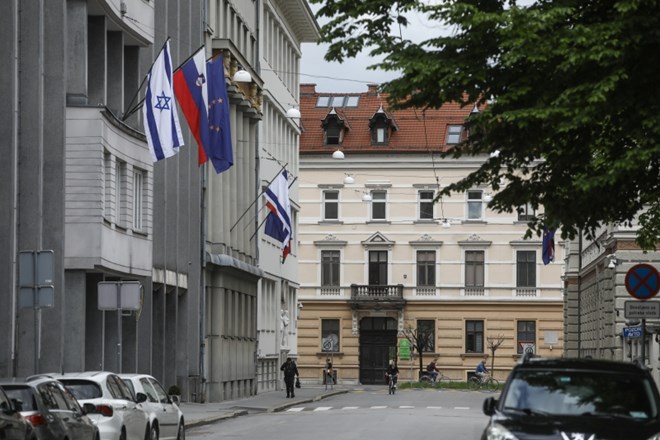 Izraelska, slovenska in evropska zastava na poslopju slovenske vlade.