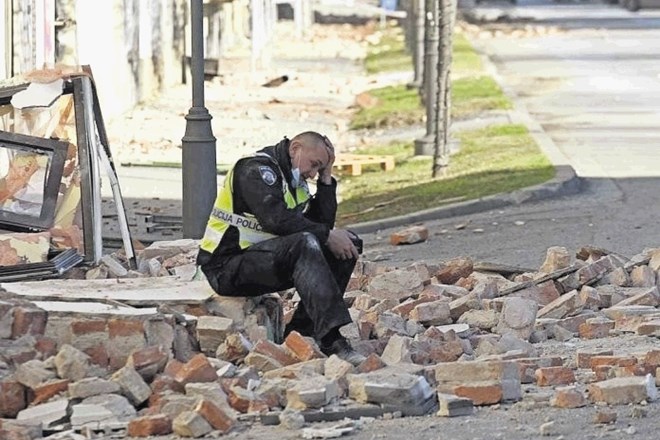Policist Miroslav Vuković iz Petrinje je kljub temu, da je ob potresu sam ostal brez doma, nesebično pomagal vsem drugim, ki...