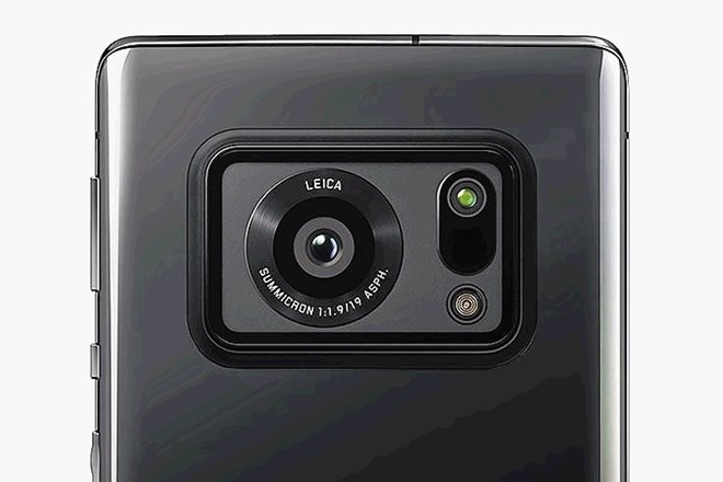 S hrbtno kamero mobilnika aquos 6r se med mobilniki lahko primerja zgolj Panasonicov lumix cm1 iz leta 2014.