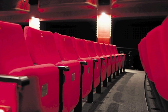 V gledaliških dvoranah in na športnih igriščih bo lahko zasedeno vsako drugo sedišče.