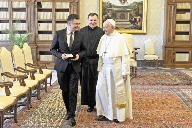 Slovenski predsedniki vlad  so na obiskih pri papežu v Rimu marsikaj obljubili… Na fotografiji:  papeža Frančiška je junija...