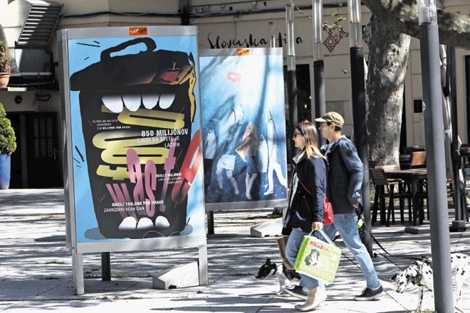 Razstava družbenokritičnih plakatov študentov ALU je na ogled na ploščadi pred gostilno Figovec.