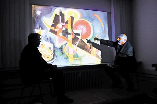 Miran Mohar in Dragan Živadinov analizirata sliko Kandinskega Modro, ki je postala del scenografije kultne predstave Krst pod...