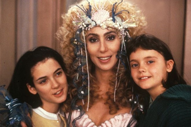 Cher (v sredini) v filmu Sirene.