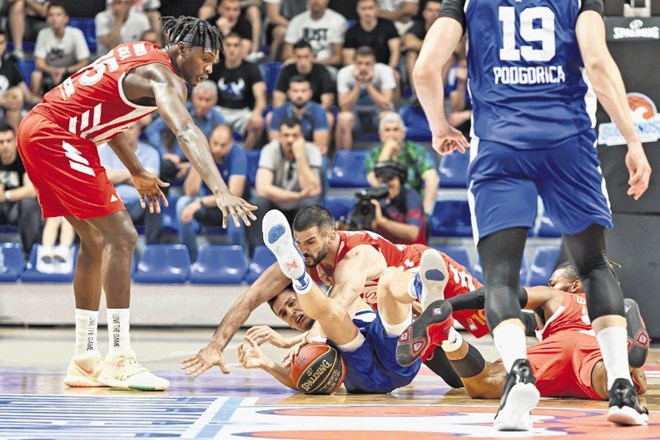Finale lige ABA med Crveno zvezdo (v rdeče-belem) in Budućnostjo krasi izjemna borba košarkarjev obeh moštev.