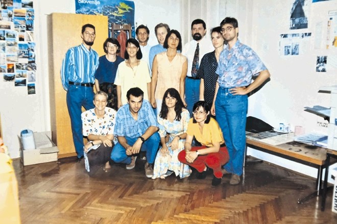 Prva novinarska ekipa STA, ki se ji je pridružil tedanji direktor Tadej Labernik (stoji tretji z desne).  Foto: Osebni arhiv...