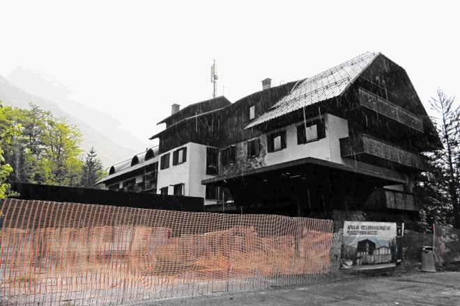 Hotel Zlatorog v Bohinju je tako dotrajan, da zgolj obnova ne bi zadoščala, zato želijo lastniki objekte najprej porušiti.