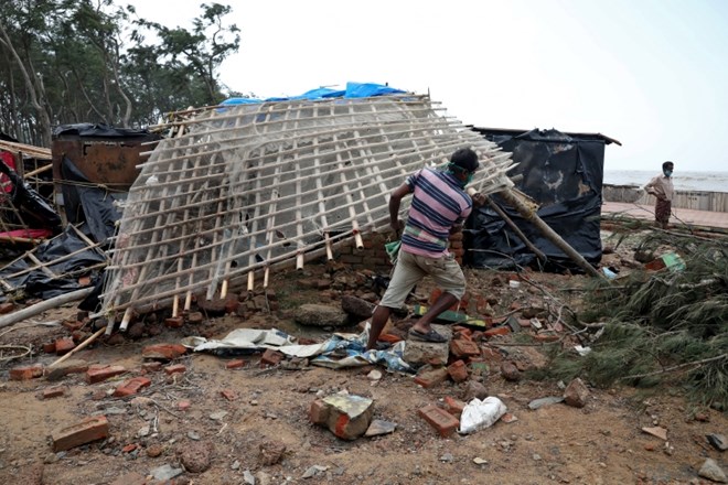 Ciklon v Indiji zahteval pet žrtev, tisoči brez strehe nad glavo