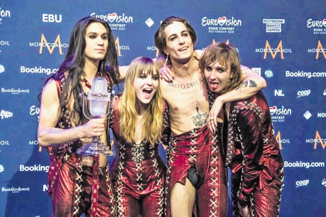 Italijanska rock skupina Måneskin je na Evroviziji navdušila z edinstvenim slogom oblačenja.