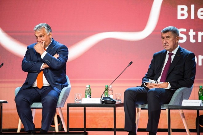Češki predsednik vlade Andrej Babiš (desno), ob njem madžarski premier  Viktor Orban