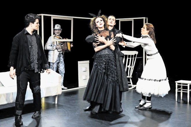 Slavnostno premiero Strindbergove drame Pelikan v režiji Mareta Bulca (na fotografiji) bodo v Šentjakobskem gledališču...