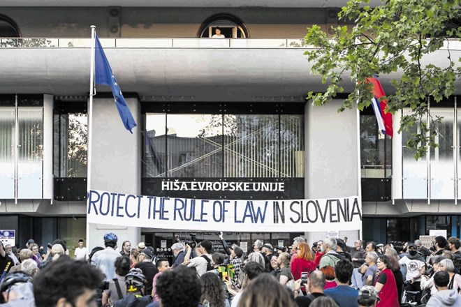 Tako kot pred slovenskim parlamentom so protestniki v petek tudi pred Hišo Evropske unije v Ljubljani, kjer imata sedež...