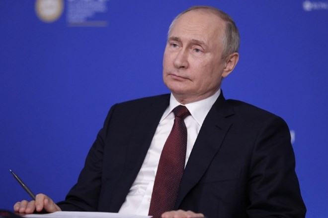 Ruski predsednik Vladimir Putin je v petek podpisal zakon, ki bo prepovedoval predstavnikom in podpornikom skrajnih skupin...