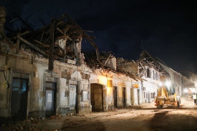 V Zagrebu 15 mesecev po potresu z rušenjem prve hiše začeli obnovo mesta 