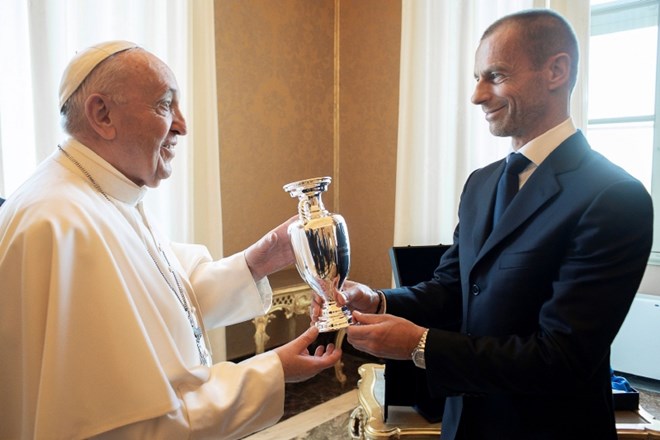 Papež Frančišek  je dan pred začetkom evropskega prvenstva v nogometu v Vatikanu sprejel predsednika Evropske nogometne zveze...