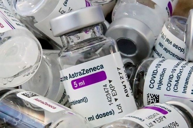 Ema dodala nov stranski učinek pri cepljenju z AstraZeneco