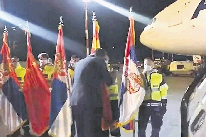 Video, v katerem je Aleksandar Vučić poljubil kitajsko zastavo, je imel na kitajskih družbenih omrežjih več kot 600 milijonov...